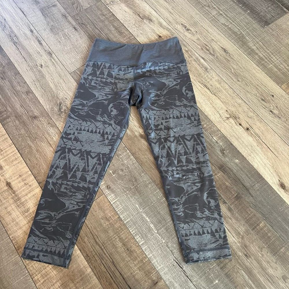 Vuori Printed Cropped Leggings size xs